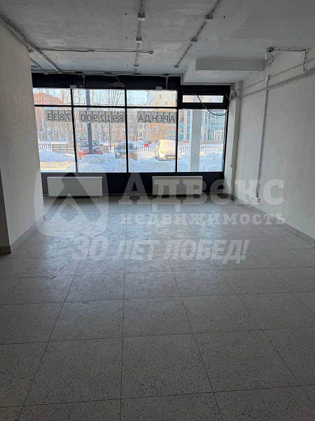 Выгодное расположение на первом этаже — лёгкий доступ для сотрудников и клиентов, высокая визуальная заметность с улицы, удобная логистика.
Просторная площадь (92 м²) — достаточно места для зонирования: рабочие места, переговорные комнаты, зоны отдыха и д