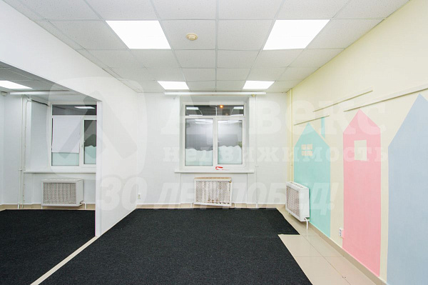 Хорошее месторасположение объекта в Южном мик-не города. . Отдельный вход с улицы  и выход во двор  . Планировка охватывает большой выбор коммерческой деятельности.  Помещение состоит из 4х основных помещений 66, 36,40,17м2  Просторный зал, большой игрово