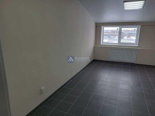 Аренда  помещения  19 квадратных метров.   Помещение расположено на 5-м этаже. На этаже имеются современные места общего пользования, включая санитарные узлы и зону ожидания с кофемашиной.  Вход в помещение осуществляется круглосуточно. Большое  количеств