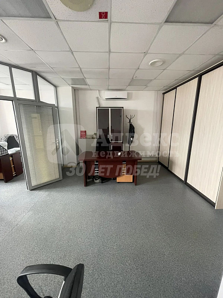 Номер объекта: 572356. Предлагается в аренду офисное помещение площадью 73.18 кв.м. на 3 этаже 6 этажного дома. Помещение состоит из 2 комнат и имеет стандартный ремонт.

Это идеальное место для размещения вашего бизнеса. Офис находится в центре города, в