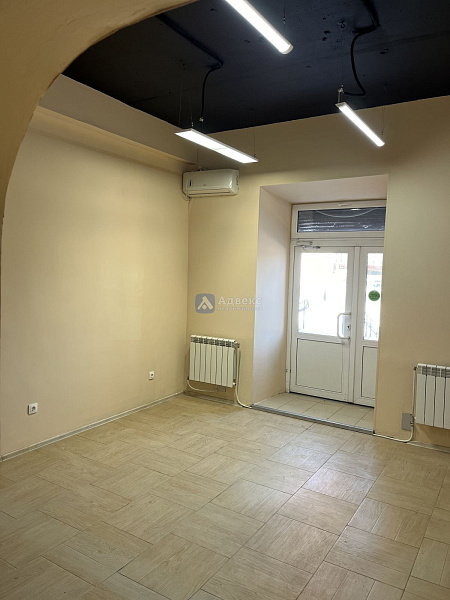 Помещение свободного назначения на первом этаже жилого дома в аренду! Площадь 27.40 кв. м., идеально подойдет для офиса, ногтевого сервиса, массажного салона, магазина, мини - пекарни  или любого другого коммерческого предприятия. В данный момент выполнен