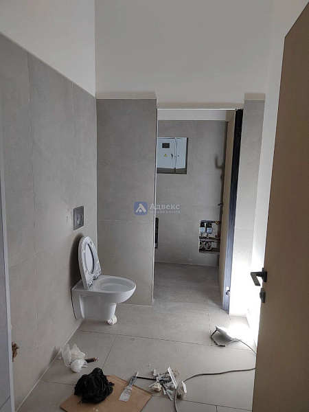 Прекрасный офис на 1 этаже 9-этажного дома ждет своих арендаторов! Общая площадь составляет 92.00 кв.м., что делает этот офис идеальным для различных видов бизнеса. В настоящее время в нем выполнен свежий современный ремонт, который создает уютную и функц