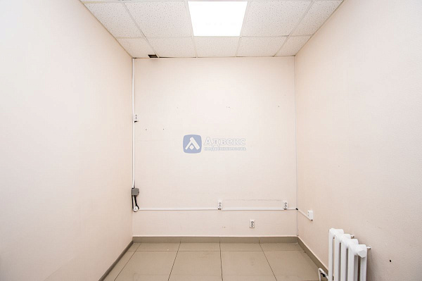 Хорошее месторасположение объекта в Южном мик-не города. . Отдельный вход с улицы  и выход во двор  . Планировка охватывает большой выбор коммерческой деятельности.  Помещение состоит из 4х основных помещений 66, 36,40,17м2  Просторный зал, большой игрово