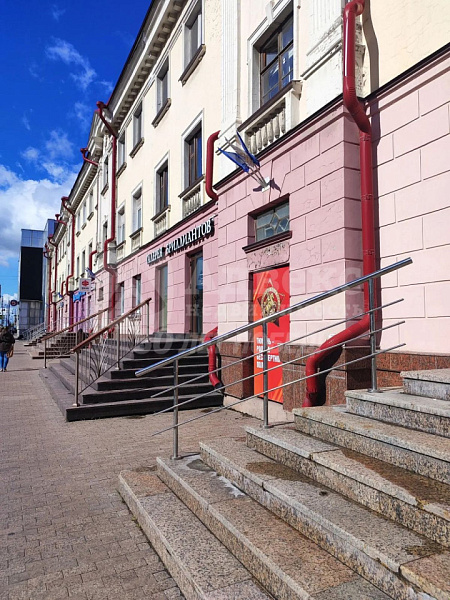67,5 квадратных метров свободного назначения на первой линии — ваша точка роста уже сегодня! Без комиссии для арендатора! Аренда коммерческого помещения с отдельным входом с улицы на первом этаже четырёхэтажного дома, где каждая минута клиента — на вес зо