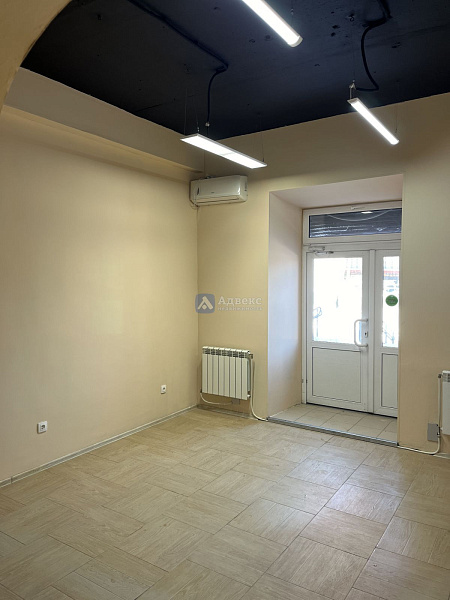 Помещение свободного назначения на первом этаже жилого дома в аренду! Площадь 27.40 кв. м., идеально подойдет для офиса, ногтевого сервиса, массажного салона, магазина, мини - пекарни  или любого другого коммерческого предприятия. В данный момент выполнен