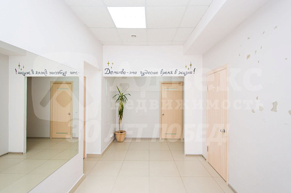 Хорошее месторасположение объекта в Южном мик-не города. . Отдельный вход с улицы  и выход во двор  . Планировка охватывает большой выбор коммерческой деятельности.  Помещение состоит из 4х основных помещений 66, 36,40,17м2  Просторный зал, большой игрово