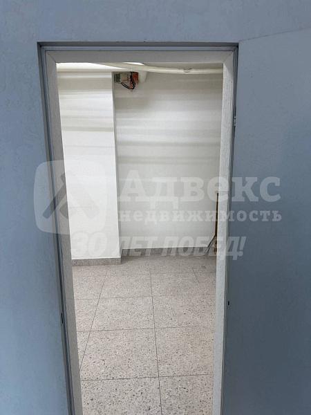 Выгодное расположение на первом этаже — лёгкий доступ для сотрудников и клиентов, высокая визуальная заметность с улицы, удобная логистика.
Просторная площадь (92 м²) — достаточно места для зонирования: рабочие места, переговорные комнаты, зоны отдыха и д