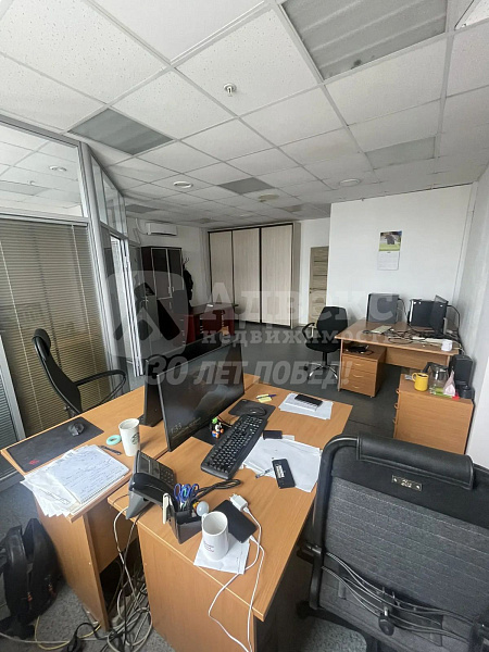 Предлагается в аренду офисное помещение площадью 73.18 кв.м. на 3 этаже 6 этажного дома. Помещение состоит из 2 комнат и имеет стандартный ремонт.

Это идеальное место для размещения вашего бизнеса. Офис находится в центре города, в деловом районе с хорош