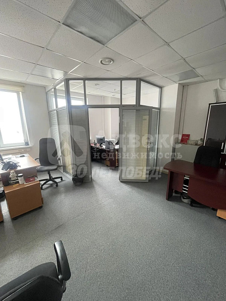 Номер объекта: 572356. Предлагается в аренду офисное помещение площадью 73.18 кв.м. на 3 этаже 6 этажного дома. Помещение состоит из 2 комнат и имеет стандартный ремонт.

Это идеальное место для размещения вашего бизнеса. Офис находится в центре города, в