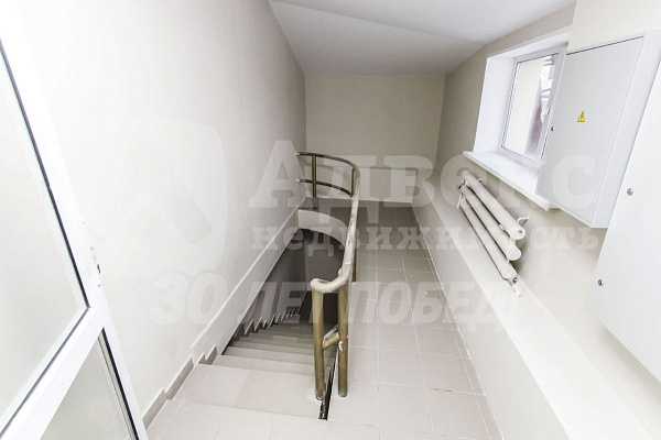 Аренда  помещения  19 квадратных метров.   Помещение расположено на 5-м этаже. На этаже имеются современные места общего пользования, включая санитарные узлы и зону ожидания с кофемашиной.  Вход в помещение осуществляется круглосуточно. Большое  количеств