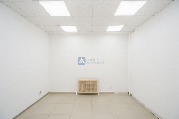 Хорошее месторасположение объекта в Южном мик-не города. . Отдельный вход с улицы  и выход во двор  . Планировка охватывает большой выбор коммерческой деятельности.  Помещение состоит из 4х основных помещений 66, 36,40,17м2  Просторный зал, большой игрово