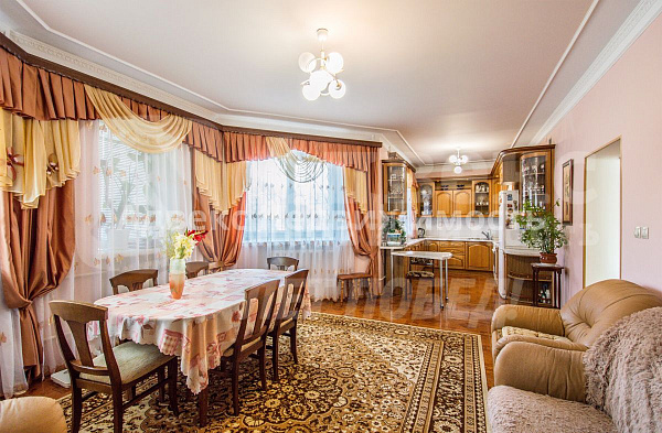 Дом, 651.8 кв.м.