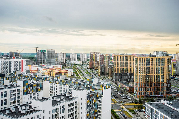 Прекрасный офис на 1 этаже 9-этажного дома ждет своих арендаторов! Общая площадь составляет 92.00 кв.м., что делает этот офис идеальным для различных видов бизнеса. В настоящее время в нем выполнен свежий современный ремонт, который создает уютную и функц