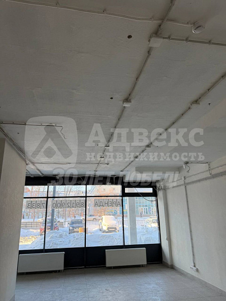 Выгодное расположение на первом этаже — лёгкий доступ для сотрудников и клиентов, высокая визуальная заметность с улицы, удобная логистика.
Просторная площадь (92 м²) — достаточно места для зонирования: рабочие места, переговорные комнаты, зоны отдыха и д