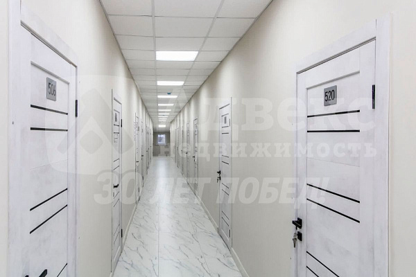 Аренда  помещения  19 квадратных метров.   Помещение расположено на 5-м этаже. На этаже имеются современные места общего пользования, включая санитарные узлы и зону ожидания с кофемашиной.  Вход в помещение осуществляется круглосуточно. Большое  количеств