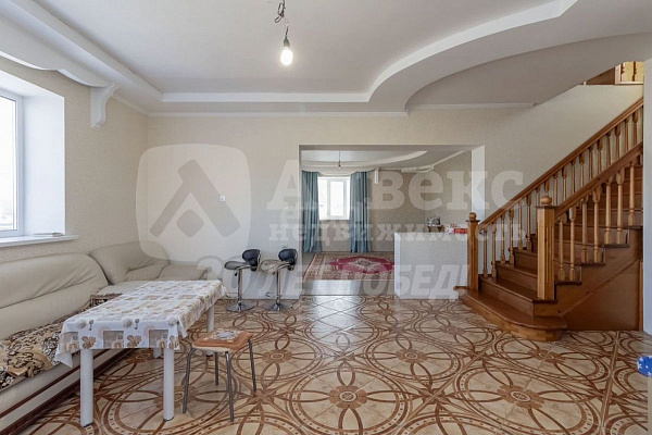 Коттедж 380 м²