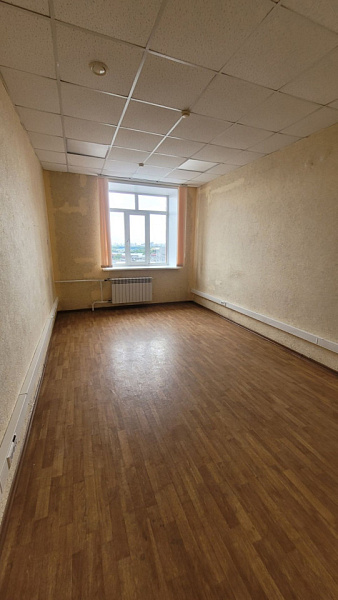 Сдается в аренду офис 22 кв.м в бизнес-центре.
Здание расположено на 1-й линии улицы Республики. 
Высокий пешеходный и автомобильный трафик. Остановки транспорта.
Коммунальные услуги включены в стоимость. Охрана, ресепшн.
Парковка рядом. Также имеется охр