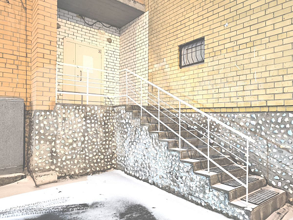 Хорошее месторасположение объекта в Южном мик-не города. . Отдельный вход с улицы  и выход во двор  . Планировка охватывает большой выбор коммерческой деятельности.  Помещение состоит из 4х основных помещений 66, 36,40,17м2  Просторный зал, большой игрово