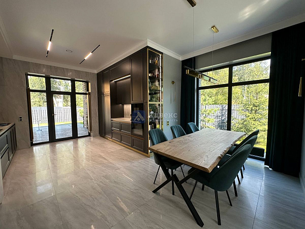 Коттедж 196 м²