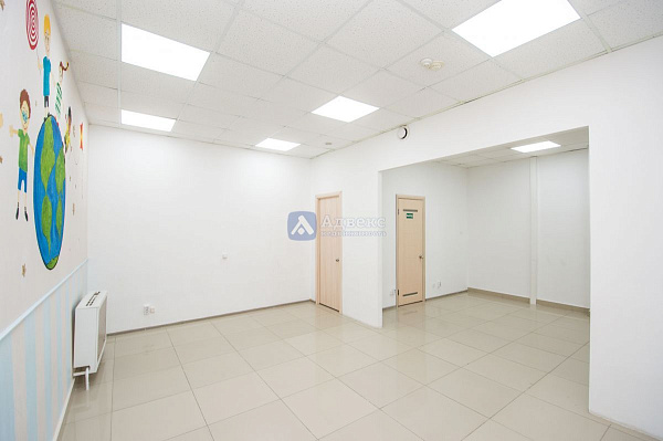 Хорошее месторасположение объекта в Южном мик-не города. . Отдельный вход с улицы  и выход во двор  . Планировка охватывает большой выбор коммерческой деятельности.  Помещение состоит из 4х основных помещений 66, 36,40,17м2  Просторный зал, большой игрово