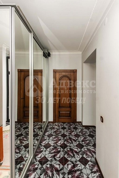 Квартира 4-комн., 242.6 м²