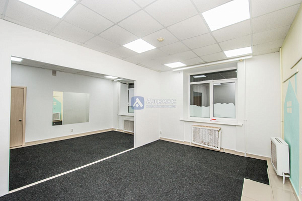 Хорошее месторасположение объекта в Южном мик-не города. . Отдельный вход с улицы  и выход во двор  . Планировка охватывает большой выбор коммерческой деятельности.  Помещение состоит из 4х основных помещений 66, 36,40,17м2  Просторный зал, большой игрово