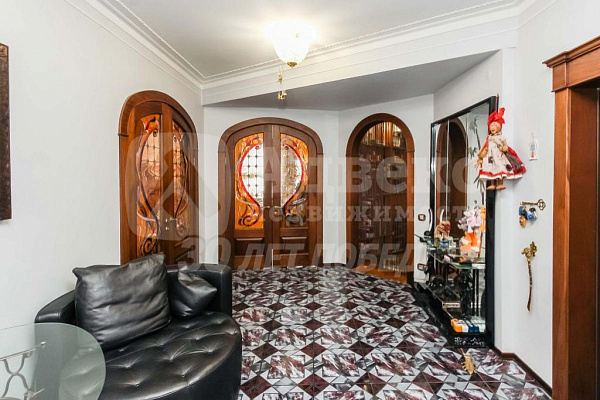 Квартира 4-комн., 242.6 м²