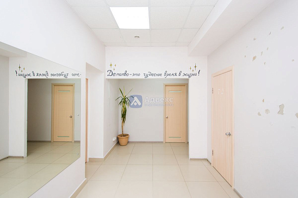 Хорошее месторасположение объекта в Южном мик-не города. . Отдельный вход с улицы  и выход во двор  . Планировка охватывает большой выбор коммерческой деятельности.  Помещение состоит из 4х основных помещений 66, 36,40,17м2  Просторный зал, большой игрово