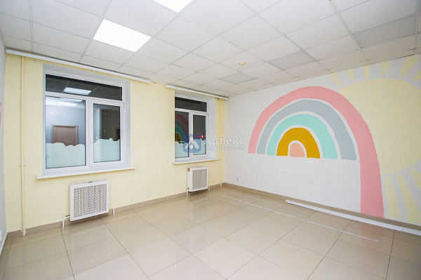 Хорошее месторасположение объекта в Южном мик-не города. . Отдельный вход с улицы  и выход во двор  . Планировка охватывает большой выбор коммерческой деятельности.  Помещение состоит из 4х основных помещений 66, 36,40,17м2  Просторный зал, большой игрово