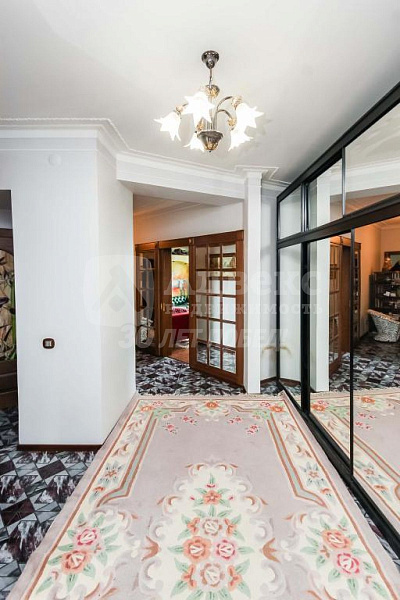 Квартира 4-комн., 242.6 м²