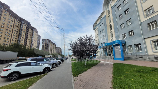 Сдается офис в бизнес-центре Флагман по улице Харьковской. Рядом расположены ЖК Сердце Сибири, ЖК Новин.
Современное, ухоженное здание с деловой атмосферой. Лифт. Столовая.
В здании и в офисе сделан хороший ремонт. Санузел на этаже.

В стоимость включены: