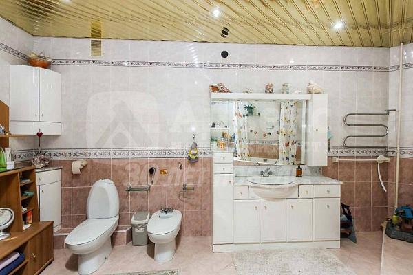 Квартира 4-комн., 242.6 м²