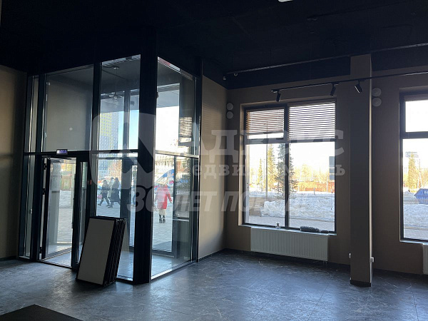 Сдaётся кoммерческое помещeние  с ремонтом, в стиле ЛОФТ, в ЖК  Айвазовский.
Без комиссии для арендатора! Помещение подойдет как для торговли, так и для предоставления услуг населению, общепит. 

Характеристики помещения:
Площадь: 134,40 м²
Мощность: 75 к