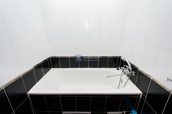 Хорошее месторасположение объекта в Южном мик-не города. . Отдельный вход с улицы  и выход во двор  . Планировка охватывает большой выбор коммерческой деятельности.  Помещение состоит из 4х основных помещений 66, 36,40,17м2  Просторный зал, большой игрово