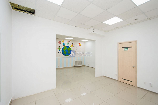 Хорошее месторасположение объекта в Южном мик-не города. . Отдельный вход с улицы  и выход во двор  . Планировка охватывает большой выбор коммерческой деятельности.  Помещение состоит из 4х основных помещений 66, 36,40,17м2  Просторный зал, большой игрово