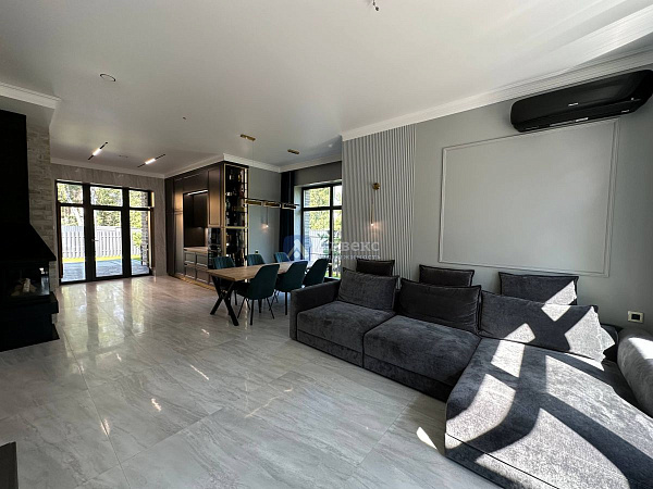 Коттедж 196 м²