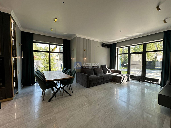 Коттедж 196 м²