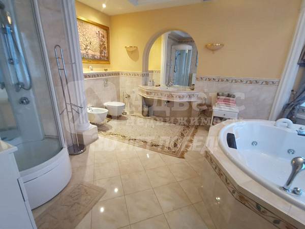 Квартира 4-комн., 233 м²