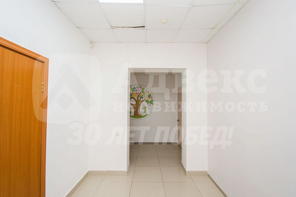 Хорошее месторасположение объекта в Южном мик-не города. . Отдельный вход с улицы  и выход во двор  . Планировка охватывает большой выбор коммерческой деятельности.  Помещение состоит из 4х основных помещений 66, 36,40,17м2  Просторный зал, большой игрово