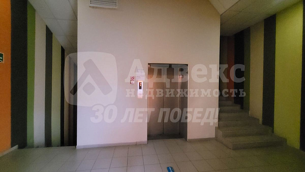 Сдается офис в бизнес-центре Флагман по улице Харьковской. Рядом расположены ЖК Сердце Сибири, ЖК Новин.
Современное, ухоженное здание с деловой атмосферой. Лифт. Столовая.
В здании и в офисе сделан хороший ремонт. Санузел на этаже.

В стоимость включены: