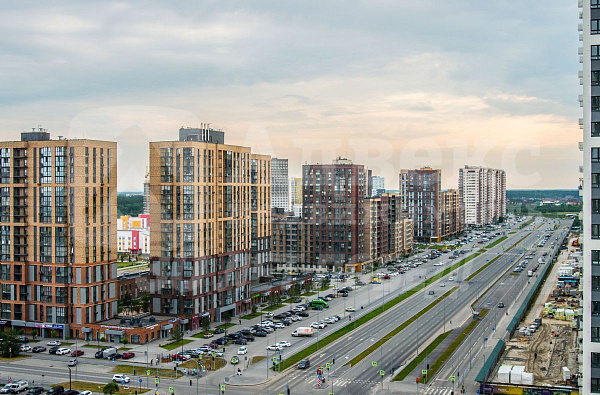 Прекрасный офис на 1 этаже 9-этажного дома ждет своих арендаторов! Общая площадь составляет 92.00 кв.м., что делает этот офис идеальным для различных видов бизнеса. В настоящее время в нем выполнен свежий современный ремонт, который создает уютную и функц