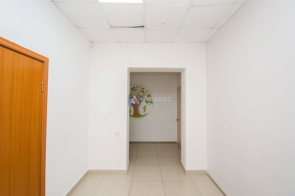 Хорошее месторасположение объекта в Южном мик-не города. . Отдельный вход с улицы  и выход во двор  . Планировка охватывает большой выбор коммерческой деятельности.  Помещение состоит из 4х основных помещений 66, 36,40,17м2  Просторный зал, большой игрово