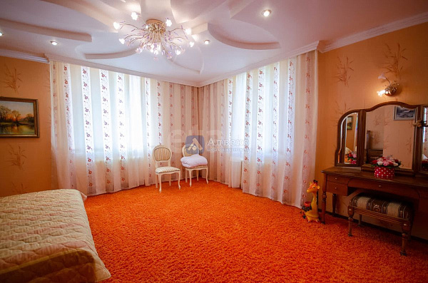 Коттедж 300 м²