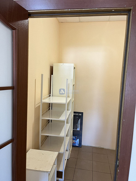 Помещение свободного назначения на первом этаже жилого дома в аренду! Площадь 27.40 кв. м., идеально подойдет для офиса, ногтевого сервиса, массажного салона, магазина, мини - пекарни  или любого другого коммерческого предприятия. В данный момент выполнен